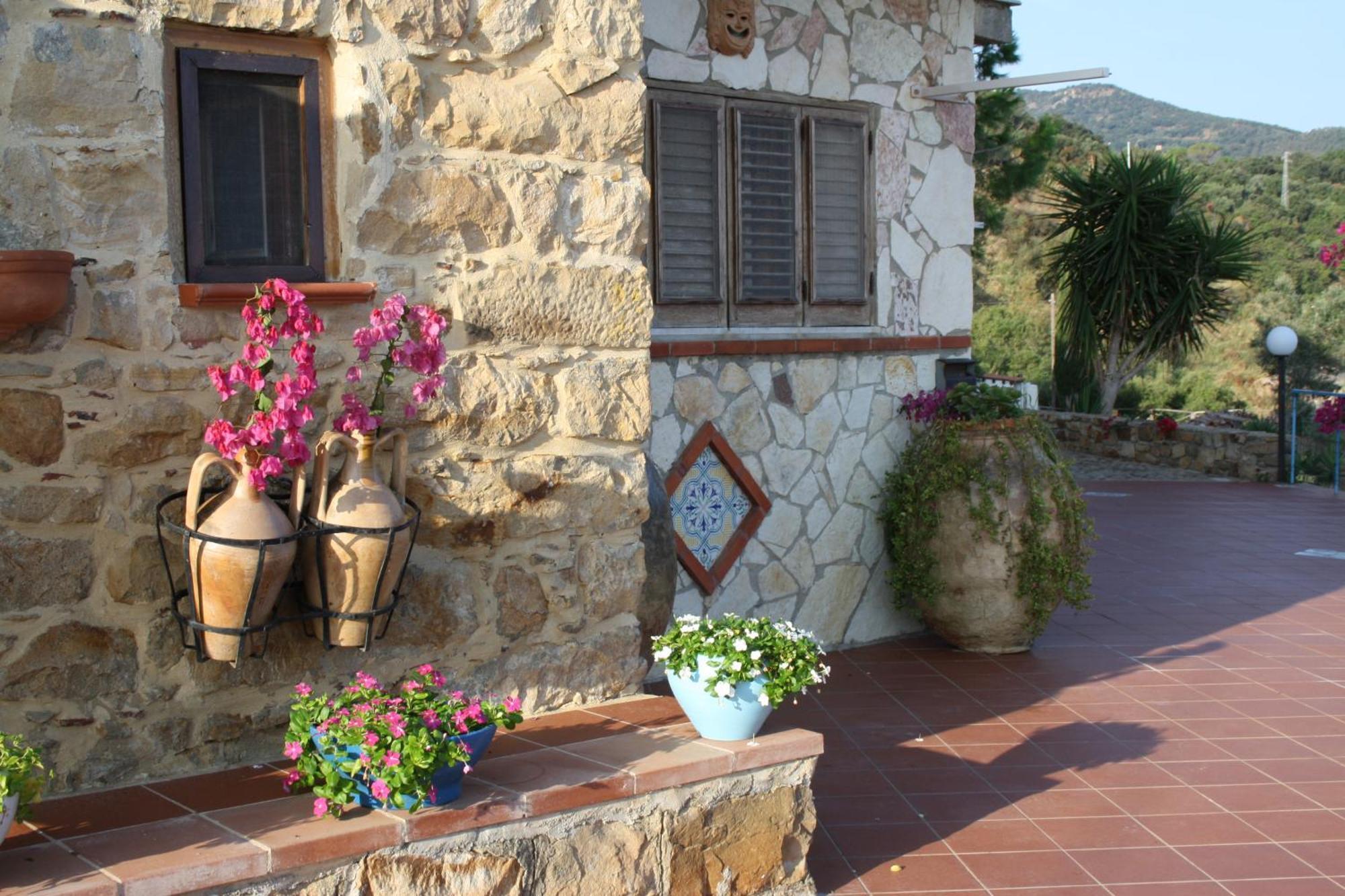 Camere & Case Vacanze Lo Scoglio Castel di Tusa Buitenkant foto