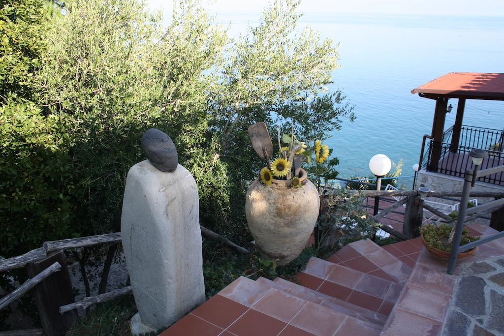 Camere & Case Vacanze Lo Scoglio Castel di Tusa Buitenkant foto