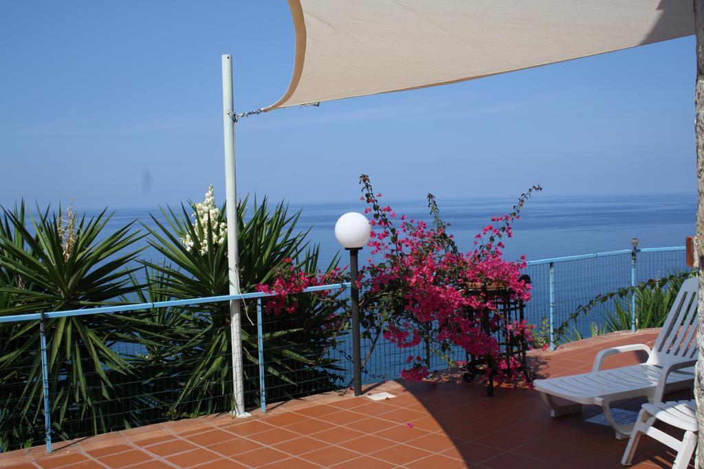 Camere & Case Vacanze Lo Scoglio Castel di Tusa Buitenkant foto