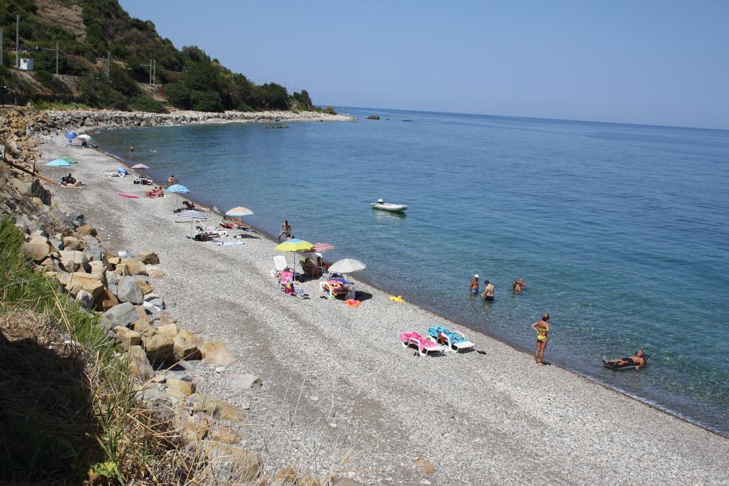 Camere & Case Vacanze Lo Scoglio Castel di Tusa Buitenkant foto