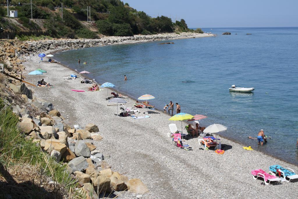 Camere & Case Vacanze Lo Scoglio Castel di Tusa Buitenkant foto