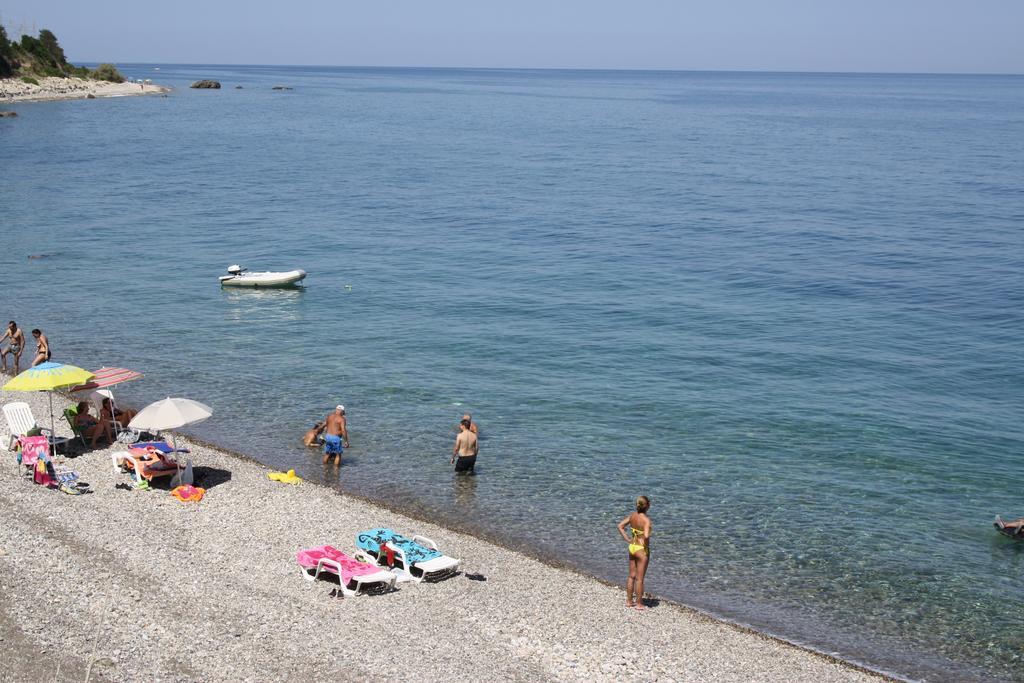 Camere & Case Vacanze Lo Scoglio Castel di Tusa Buitenkant foto