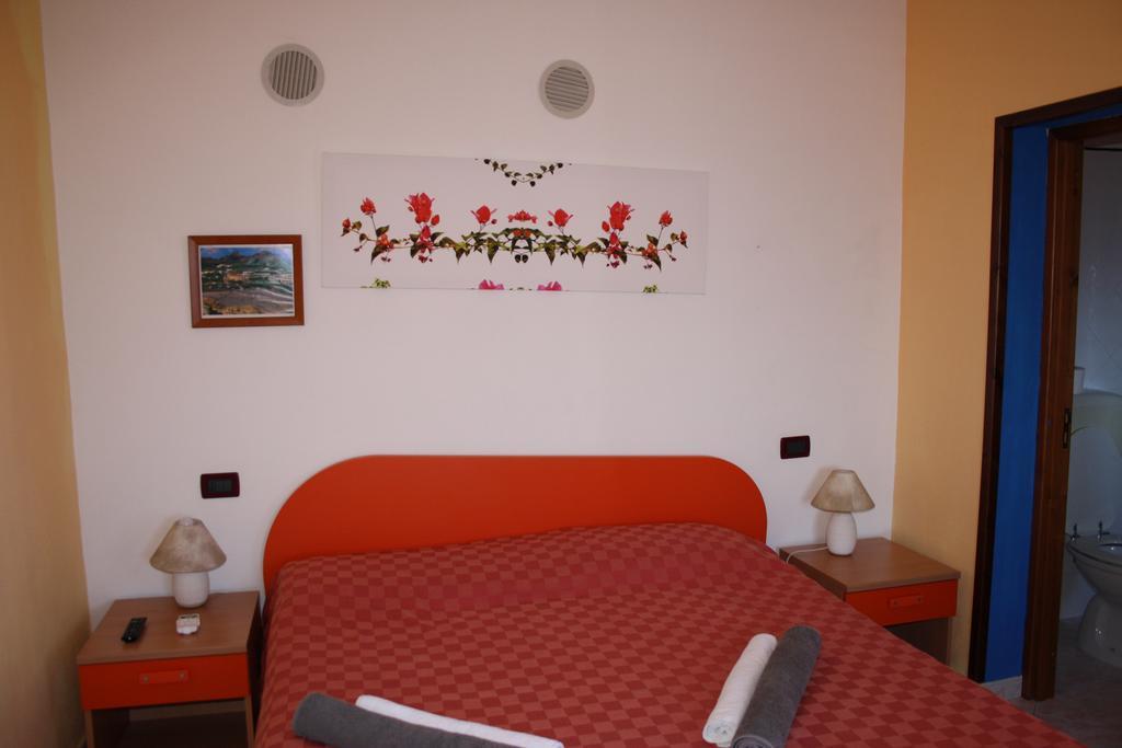 Camere & Case Vacanze Lo Scoglio Castel di Tusa Buitenkant foto