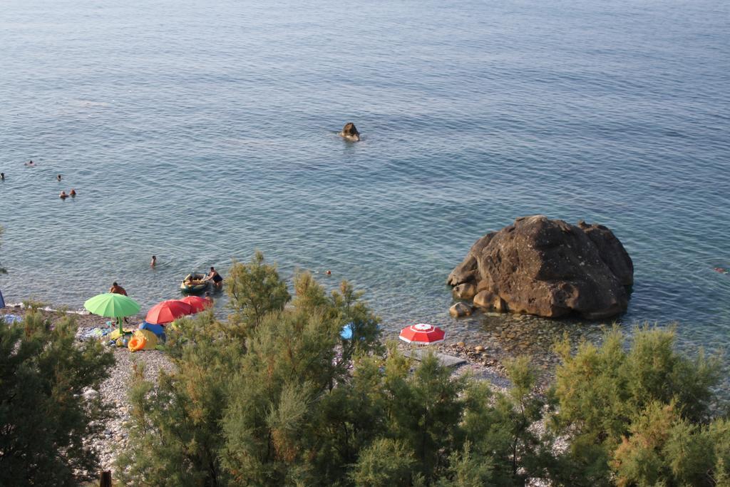 Camere & Case Vacanze Lo Scoglio Castel di Tusa Buitenkant foto